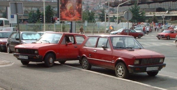 Zastava Koral (Kosovo a Metochija, Priština. Ľudové auto prezývané "jugo" - dodnes ich jazdí po celom balkáne spústa.
